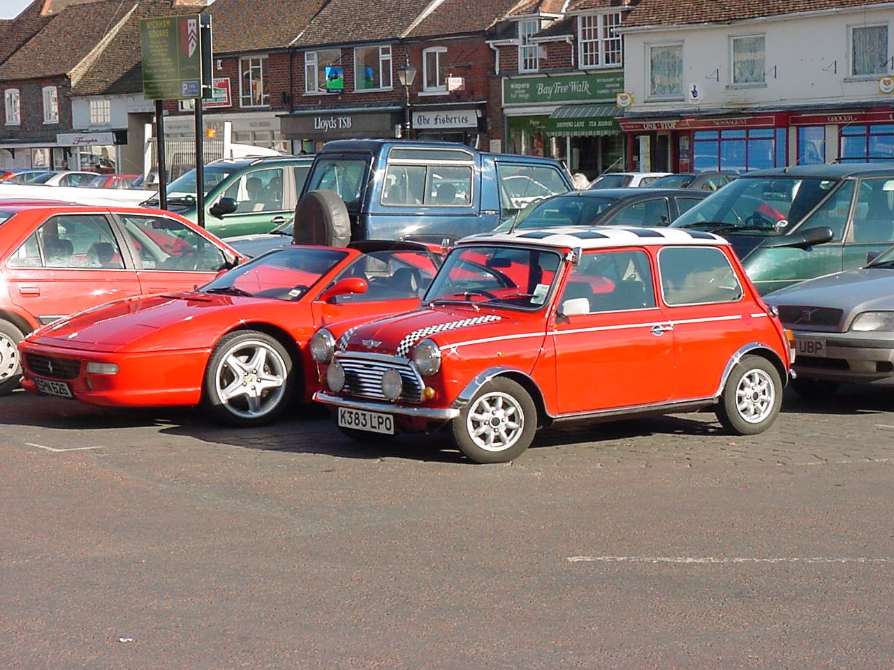 Mini Cooper a Ferrari